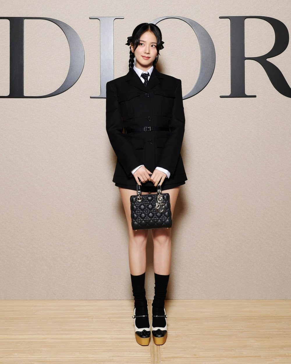 Vào cùng ngày, Jisoo tham dự bộ sưu tập trang phục nữ Thu/Đông 2024-2025 của Christian Dior, thương hiệu mà cô là đại sứ toàn cầu.