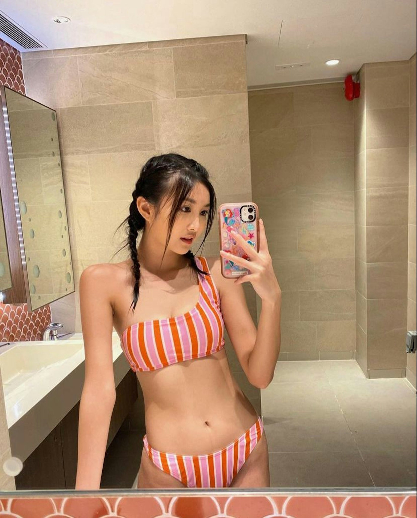 Cissy có vóc dáng nhỏ nhắn, khuôn mặt xinh đẹp, phong thái dễ thương, ngây thơ mang đến cảm giác cần được che chở. Cô có 125.000 người theo dõi trên Instagram. Cissy có vóc dáng nhỏ nhắn, khuôn mặt xinh đẹp, phong thái dễ thương, ngây thơ mang đến cảm giác cần được che chở. Cô có 125.000 người theo dõi trên Instagram.