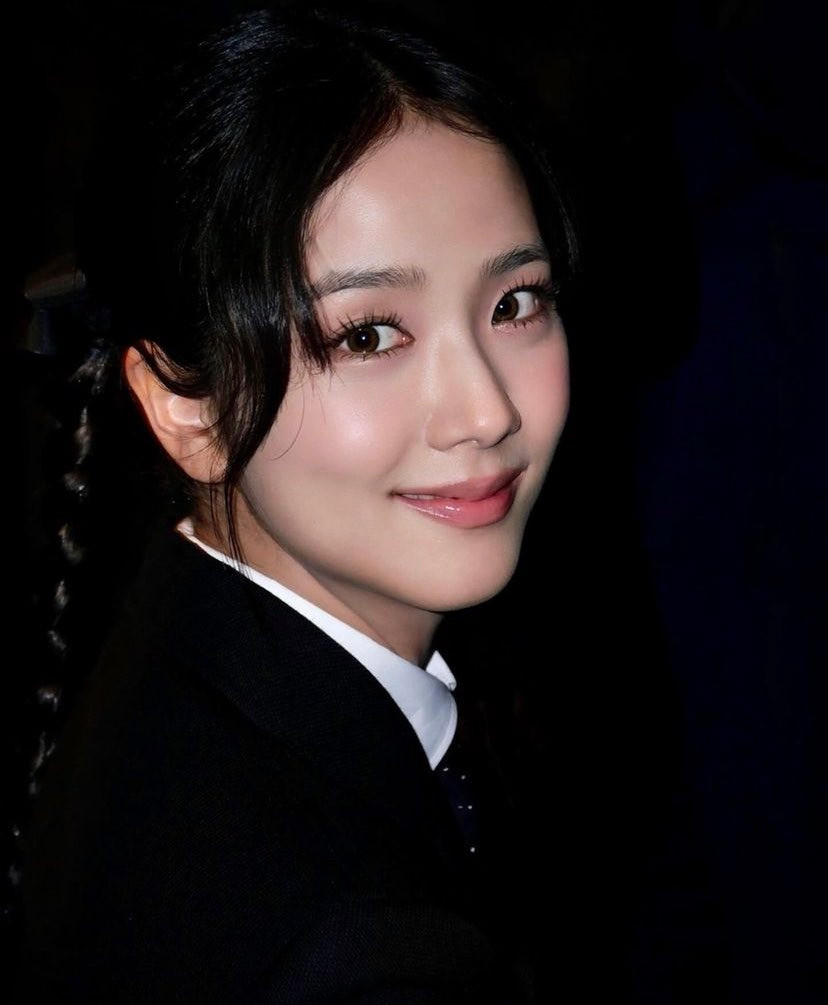 Kiểu trang điểm nhẹ nhàng giúp Jisoo trẻ trung và tươi mới hơn.