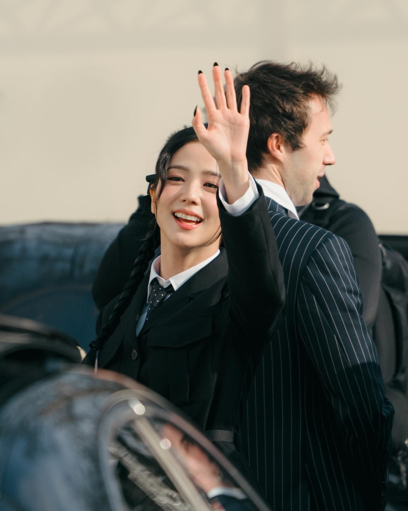 Suốt sự kiện, Jisoo luôn giữ nụ cười tươi tắn trên môi, cũng như tích cực tương tác với người hâm mộ. Thái độ thân thiện giúp cô chinh phục thêm nhiều người hâm mộ quốc tế.