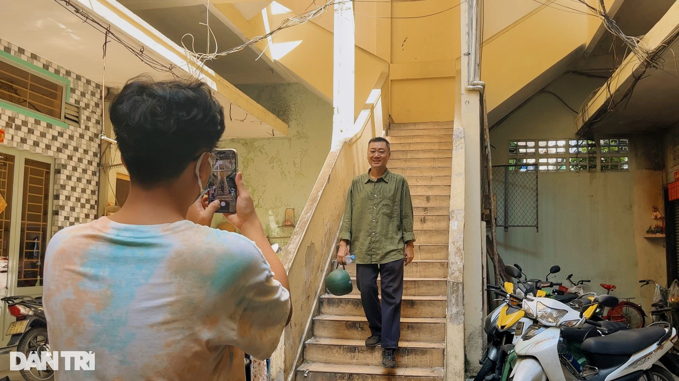 Nhiều người tìm đến chung cư từng xuất hiện trong phim điện ảnh "trăm tỷ" của Trấn Thành để chụp ảnh (Ảnh: Mộc Khải).