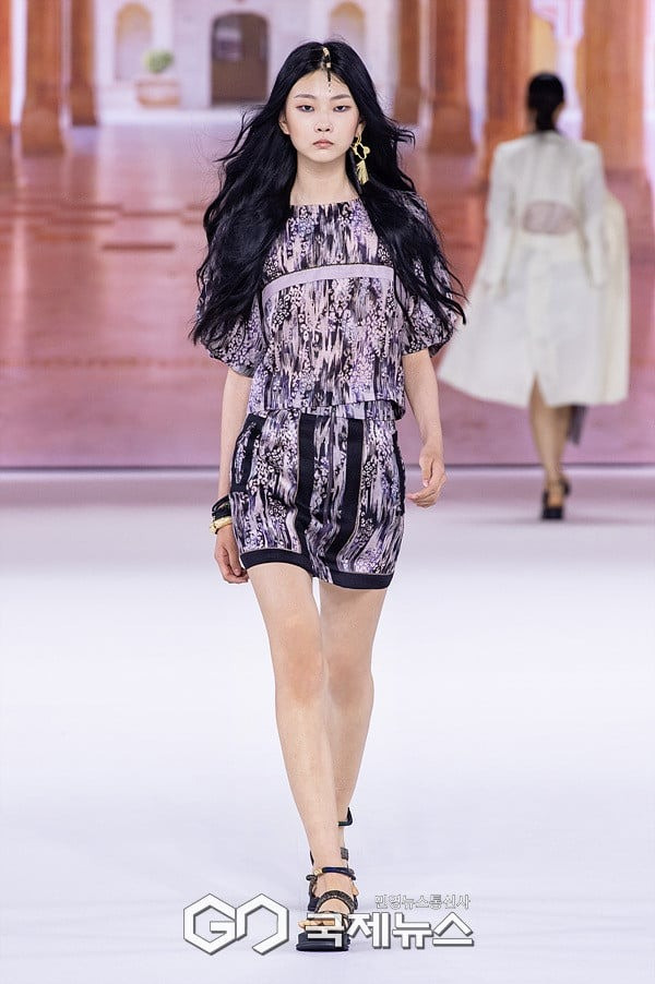 Oh Pyeong Hwa sinh năm 2009, ra mắt với vai trò người mẫu trên sàn catwalk tại Tuần lễ Thời trang Seoul 2023, chỉ sau 3 tháng ký hợp đồng với YG KPlus, công ty người mẫu trực thuộc YG Entertainment.