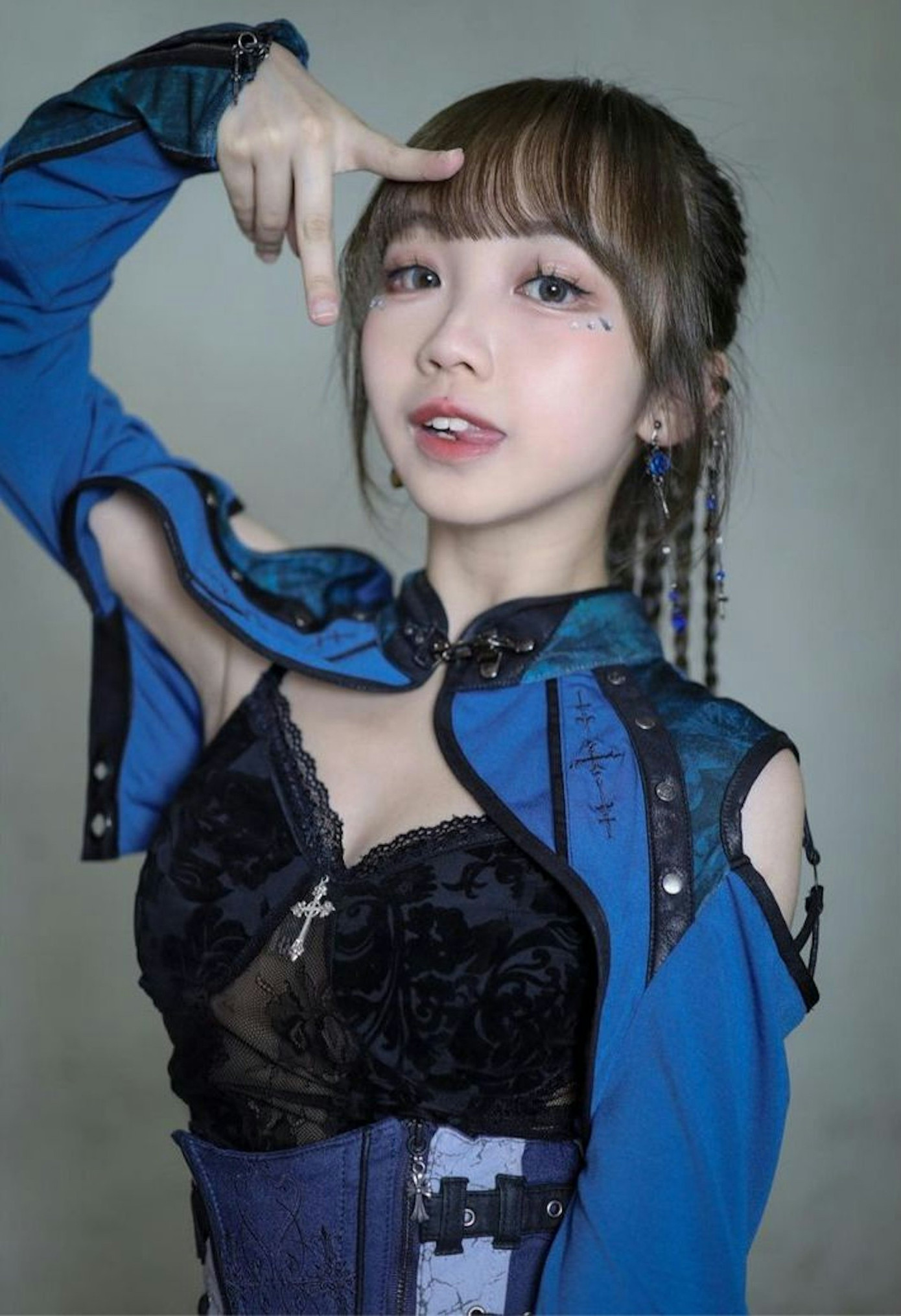 Oa Muội (Candies) là YouTuber có tiếng ở Hong Kong. Cô yêu thích văn hóa Nhật Bản, thỉnh thoảng hát tiếng Nhật và cosplay các nhân vật anime. Oa Muội (Candies) là YouTuber có tiếng ở Hong Kong. Cô yêu thích văn hóa Nhật Bản, thỉnh thoảng hát tiếng Nhật và cosplay các nhân vật anime.