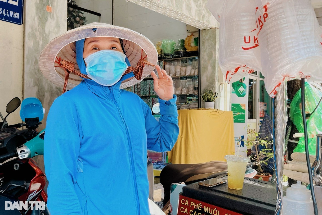 Chị Xuyến tạm ngưng bán nước để đóng vai quần chúng trong phim "Mai" (Ảnh: Mộc Khải).