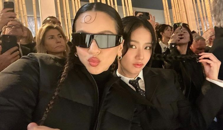 Jisoo chụp ảnh selfie cùng nữ ca sĩ Tây Ban Nha Rosalía. Hai người để kiểu tóc giống nhau và cũng mặc trang phục đen khiến cư dân mạng gọi họ là chị em sinh đôi.
