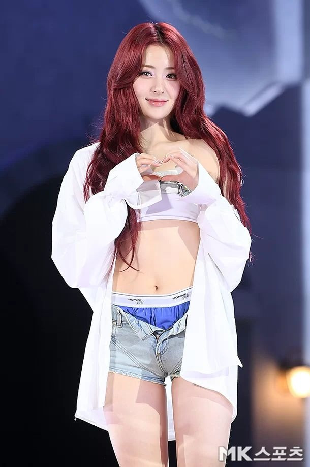 Stylist bị chỉ trích vì chọn cho Huh Yunjin bộ trang phục phản cảm. Stylist bị chỉ trích vì chọn cho Huh Yunjin bộ trang phục phản cảm.