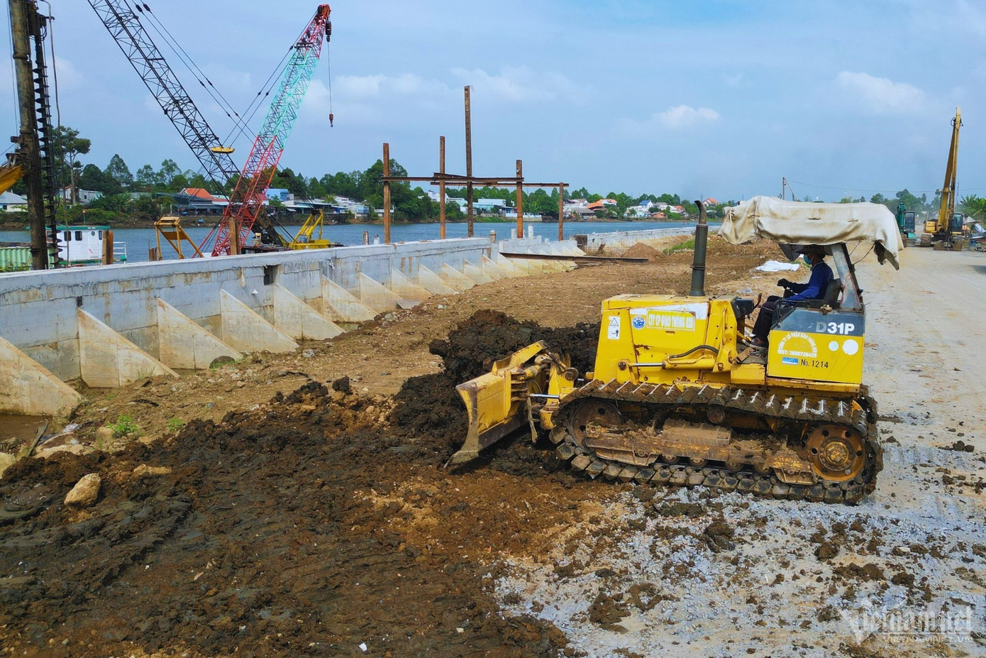 Để thực hiện dự án, TP Biên Hòa đã thu hồi tổng diện tích là 20,2 ha của 545 hộ dân và 12 tổ chức, trong đó 274 hộ dân bị giải tỏa trắng. Đến nay, đã phê duyệt phương án bồi thường, hỗ trợ giải phóng mặt bằng cho 538 hộ và 12 tổ chức với diện tích 15,66/16,19 ha, tổng kinh phí khoảng 816 tỷ đồng. Hiện đã chi trả cho 462 hộ dân và các tổ chức với số tiền khoảng 685 tỷ đồng. Vẫn còn 7 hộ dân chưa phê duyệt phương án bồi thường, hỗ trợ với diện tích khoảng 0,53 ha, kinh phí khoảng 9 tỷ đồng. Để thực hiện dự án, TP Biên Hòa đã thu hồi tổng diện tích là 20,2 ha của 545 hộ dân và 12 tổ chức, trong đó 274 hộ dân bị giải tỏa trắng. Đến nay, đã phê duyệt phương án bồi thường, hỗ trợ giải phóng mặt bằng cho 538 hộ và 12 tổ chức với diện tích 15,66/16,19 ha, tổng kinh phí khoảng 816 tỷ đồng. Hiện đã chi trả cho 462 hộ dân và các tổ chức với số tiền khoảng 685 tỷ đồng. Vẫn còn 7 hộ dân chưa phê duyệt phương án bồi thường, hỗ trợ với diện tích khoảng 0,53 ha, kinh phí khoảng 9 tỷ đồng.