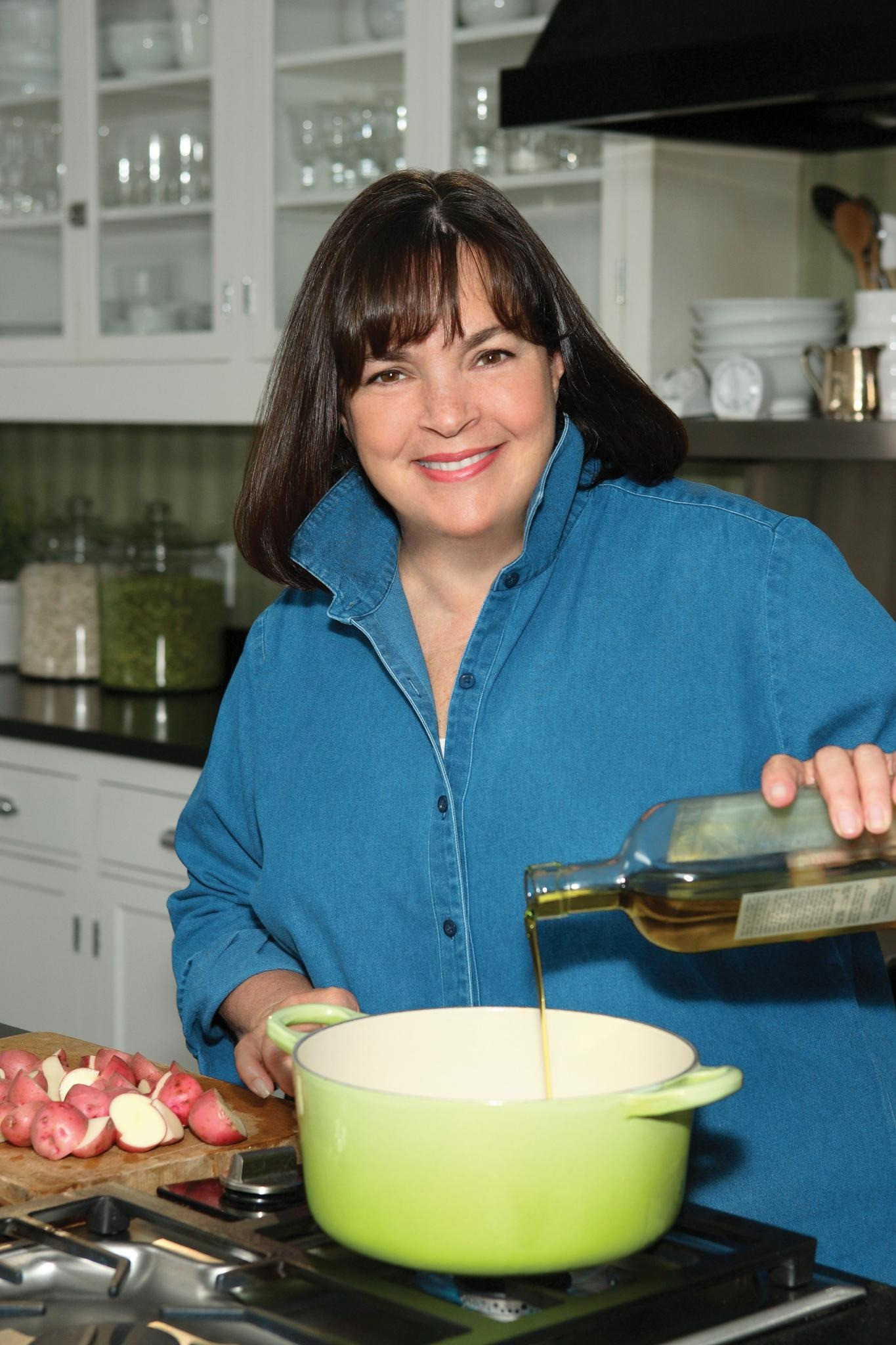 Với việc trở thành chuyên gia phong cách sống, Gwyneth Paltrow (váy đỏ) biến Goop thành thương hiệu trị giá khoảng 250 triệu USD. Ina Garten dẫn dắt chương trình nấu ăn được đề cử giải Emmy Barefoot Contessa. Với việc trở thành chuyên gia phong cách sống, Gwyneth Paltrow (váy đỏ) biến Goop thành thương hiệu trị giá khoảng 250 triệu USD. Ina Garten dẫn dắt chương trình nấu ăn được đề cử giải Emmy Barefoot Contessa.