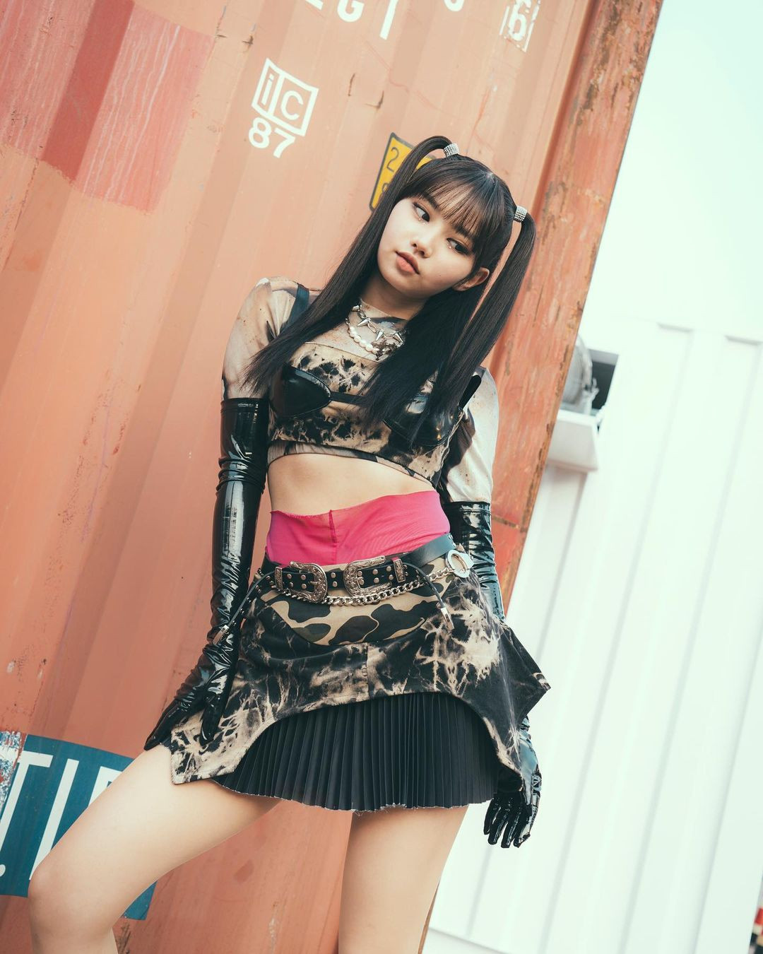 Cô đốn tim người hâm mộ với hình tượng vừa ngầu vừa xinh đẹp, dễ thương. Trong các chương trình thực tế, cô ghi điểm nhờ tính cách hài hước, thường xuyên làm trò chọc cười người khác. Cô đốn tim người hâm mộ với hình tượng vừa ngầu vừa xinh đẹp, dễ thương. Trong các chương trình thực tế, cô ghi điểm nhờ tính cách hài hước, thường xuyên làm trò chọc cười người khác.