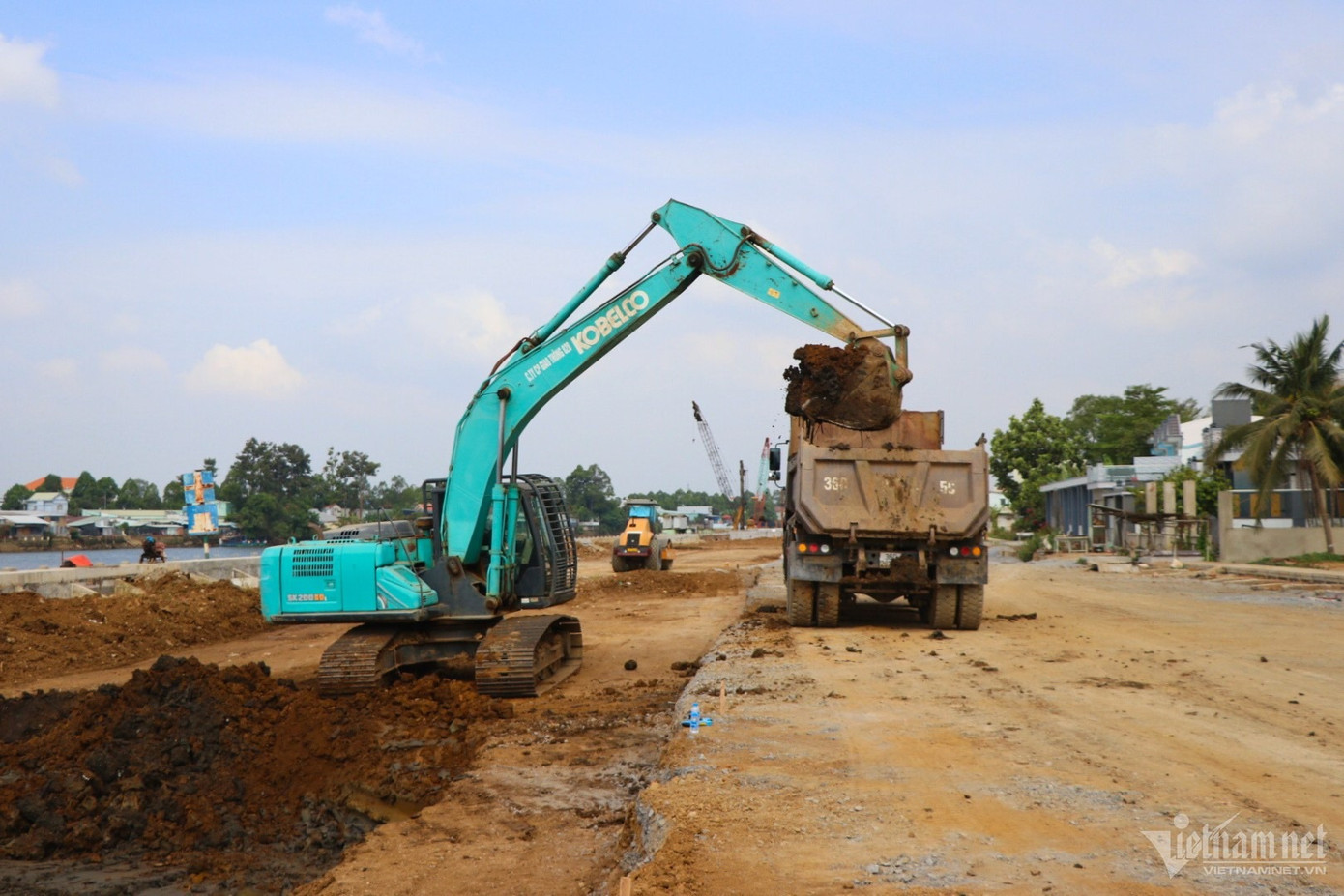 Để thực hiện dự án, TP Biên Hòa đã thu hồi tổng diện tích là 20,2 ha của 545 hộ dân và 12 tổ chức, trong đó 274 hộ dân bị giải tỏa trắng. Đến nay, đã phê duyệt phương án bồi thường, hỗ trợ giải phóng mặt bằng cho 538 hộ và 12 tổ chức với diện tích 15,66/16,19 ha, tổng kinh phí khoảng 816 tỷ đồng. Hiện đã chi trả cho 462 hộ dân và các tổ chức với số tiền khoảng 685 tỷ đồng. Vẫn còn 7 hộ dân chưa phê duyệt phương án bồi thường, hỗ trợ với diện tích khoảng 0,53 ha, kinh phí khoảng 9 tỷ đồng. Để thực hiện dự án, TP Biên Hòa đã thu hồi tổng diện tích là 20,2 ha của 545 hộ dân và 12 tổ chức, trong đó 274 hộ dân bị giải tỏa trắng. Đến nay, đã phê duyệt phương án bồi thường, hỗ trợ giải phóng mặt bằng cho 538 hộ và 12 tổ chức với diện tích 15,66/16,19 ha, tổng kinh phí khoảng 816 tỷ đồng. Hiện đã chi trả cho 462 hộ dân và các tổ chức với số tiền khoảng 685 tỷ đồng. Vẫn còn 7 hộ dân chưa phê duyệt phương án bồi thường, hỗ trợ với diện tích khoảng 0,53 ha, kinh phí khoảng 9 tỷ đồng.