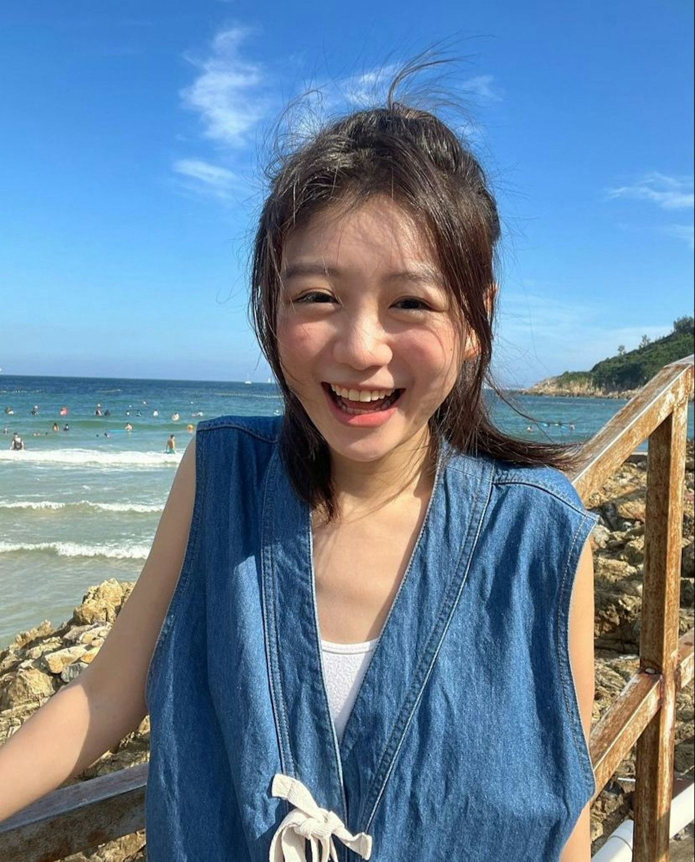 Người đẹp sinh năm 2003 xây dựng hình tượng dễ thương và ngốc nghếch, nhận được tình cảm từ đông đảo fan trẻ tuổi. Tài khoản Instagram của Ngô Y Lâm có hơn 66.200 người theo dõi. Người đẹp sinh năm 2003 xây dựng hình tượng dễ thương và ngốc nghếch, nhận được tình cảm từ đông đảo fan trẻ tuổi. Tài khoản Instagram của Ngô Y Lâm có hơn 66.200 người theo dõi.