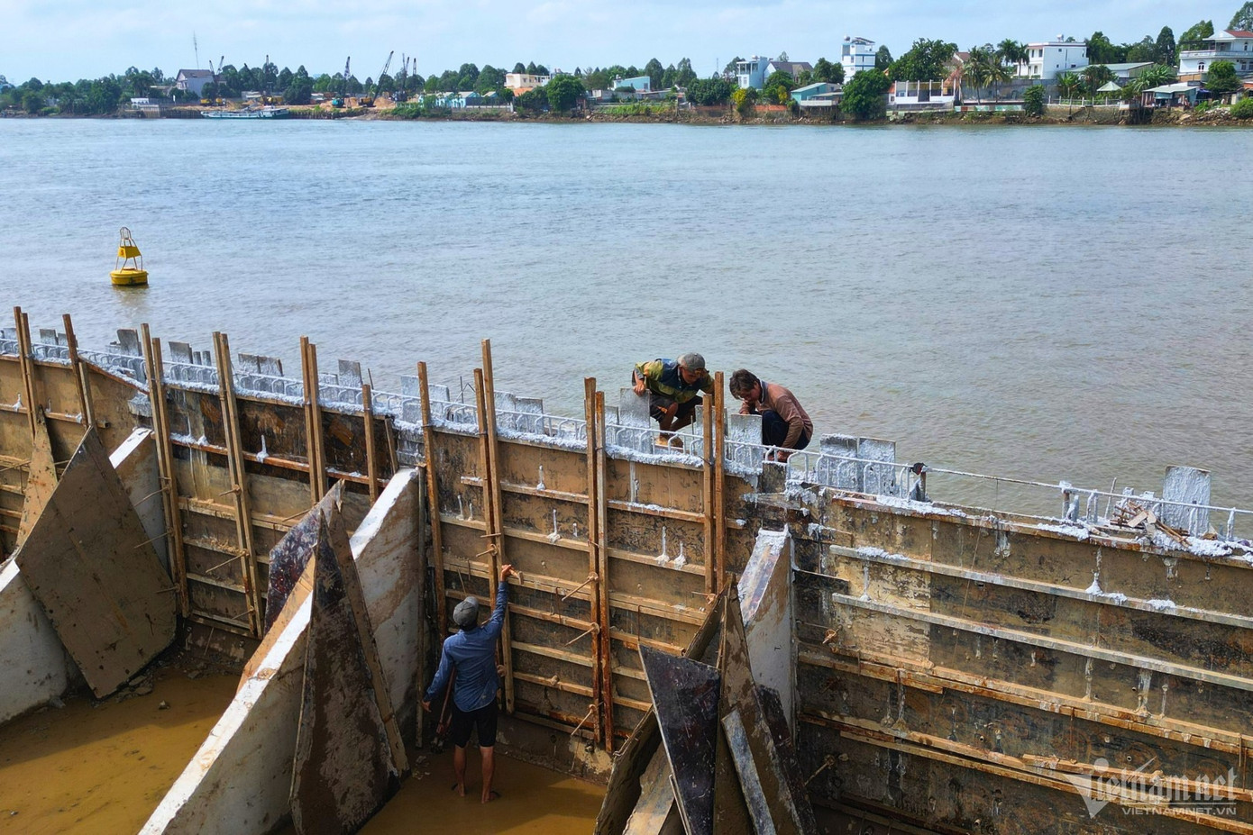 Ghi nhận của VietNamNet, những ngày cuối tháng 2/2024, các công nhân trên công trường ven sông Đồng Nai vẫn đang thi công lu nền đường, cấp phối đá dăm, cọc khoan nhồi, đóng cọc kè bờ sông, lắp đặt lan can,... Ghi nhận của VietNamNet, những ngày cuối tháng 2/2024, các công nhân trên công trường ven sông Đồng Nai vẫn đang thi công lu nền đường, cấp phối đá dăm, cọc khoan nhồi, đóng cọc kè bờ sông, lắp đặt lan can,...