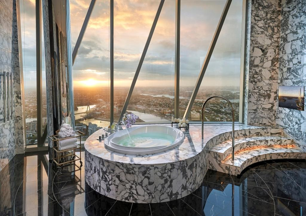 Bồn tắm spa lát đá cẩm thạch là lựa chọn hoàn hảo sau những đêm diễn vắt kiệt sức lực. Ảnh: Mega. Bồn tắm spa lát đá cẩm thạch là lựa chọn hoàn hảo sau những đêm diễn vắt kiệt sức lực. Ảnh: Mega.