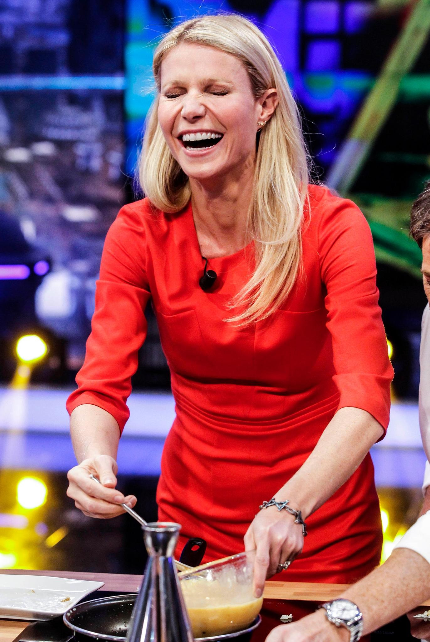 Với việc trở thành chuyên gia phong cách sống, Gwyneth Paltrow (váy đỏ) biến Goop thành thương hiệu trị giá khoảng 250 triệu USD. Ina Garten dẫn dắt chương trình nấu ăn được đề cử giải Emmy Barefoot Contessa. Với việc trở thành chuyên gia phong cách sống, Gwyneth Paltrow (váy đỏ) biến Goop thành thương hiệu trị giá khoảng 250 triệu USD. Ina Garten dẫn dắt chương trình nấu ăn được đề cử giải Emmy Barefoot Contessa.