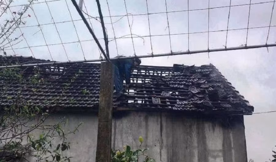 Ngôi nhà của chị L. sau khi bị Nam phóng hỏa. Ảnh: VietNamNet.