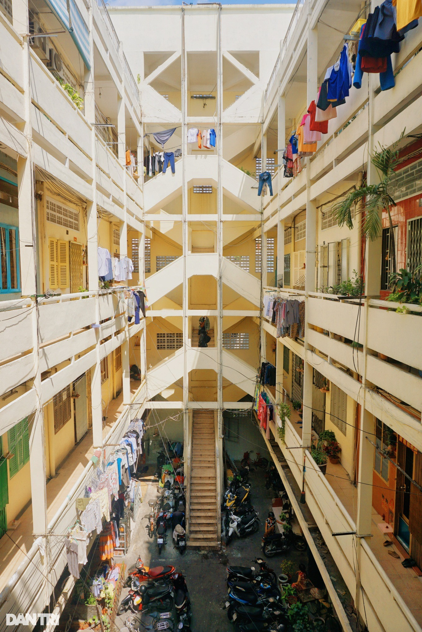 Cầu thang có kiến trúc đặc biệt tại chung cư An Bình (Ảnh: Mộc Khải).