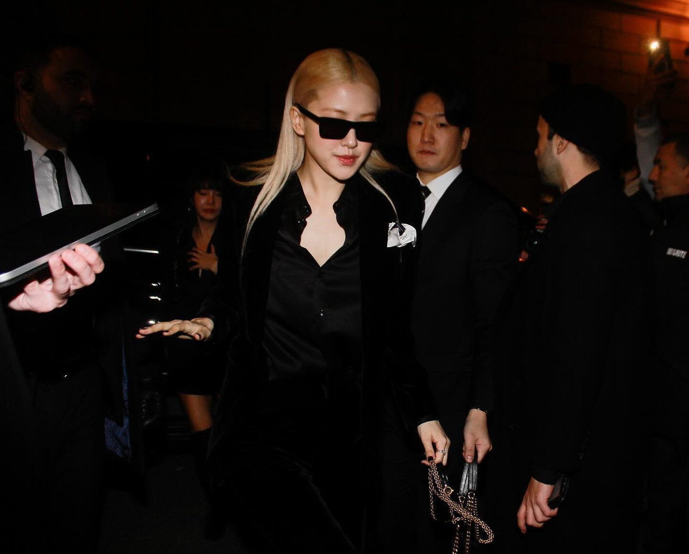 Nhiều người hâm mộ bị "đốn gục" trước diện mạo mới của ngôi sao sinh năm 1997: "CEO Rosé", "Rosé mặc Âu phục. Đó là tất cả những gì tôi cần", "Trời ơi, cô ấy thật ngầu", "Rosé quá xinh đẹp và khí chất"...