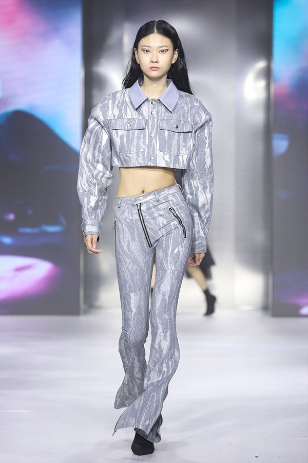 Oh Pyeong Hwa sinh năm 2009, ra mắt với vai trò người mẫu trên sàn catwalk tại Tuần lễ Thời trang Seoul 2023, chỉ sau 3 tháng ký hợp đồng với YG KPlus, công ty người mẫu trực thuộc YG Entertainment.