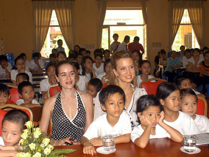 Hoa hậu Israel tại làng trẻ em thiệt thòi Birla, Hà Nội. Ảnh: Minh Đức.