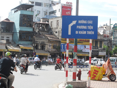 Biển chỉ dẫn làm nhiều người bị sập bẫy . Ảnh: Nguyễn Tú Biển chỉ dẫn làm nhiều người bị sập bẫy