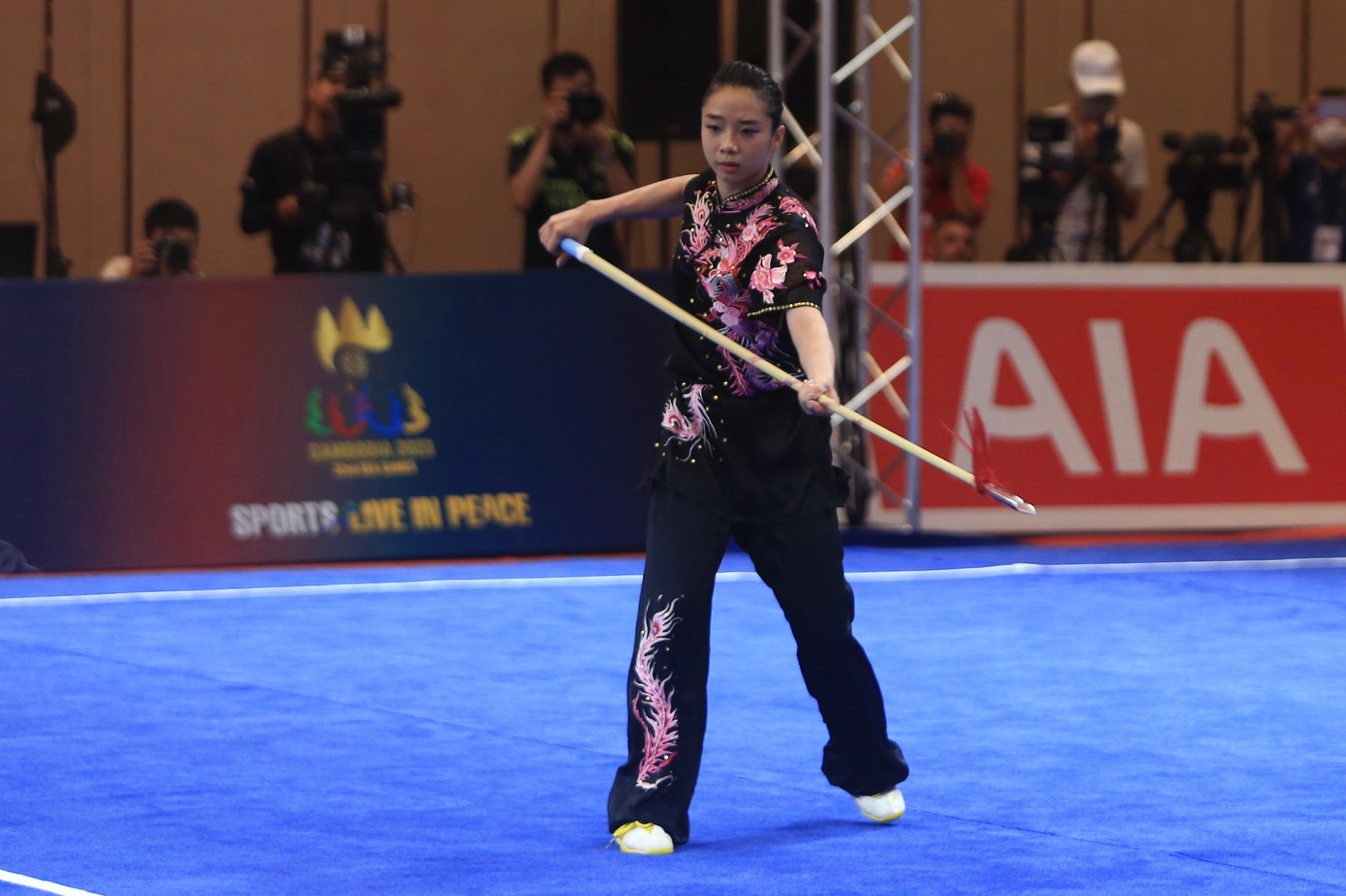 Tròn đúng 10 năm, cô vẫn đứng ở đây - tại đấu trường SEA Games - trên tay vẫn là tấm HCV lấp lánh.