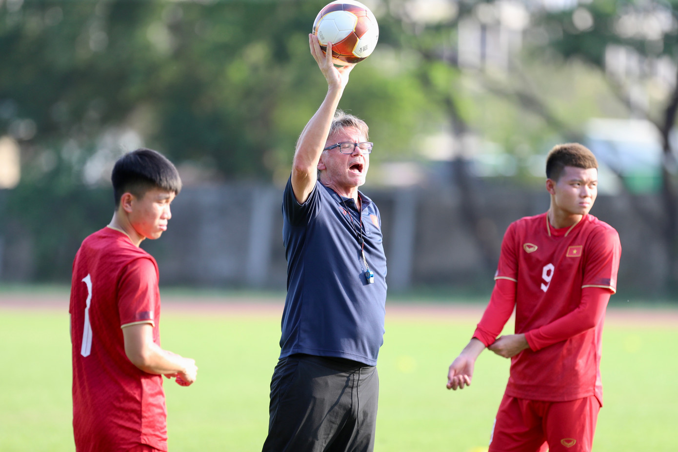 Trở lại sân tập, HLV Philippe Troussier đã triển khai giáo án rèn đấu pháp cho cuộc đối đầu với U22 Malaysia.