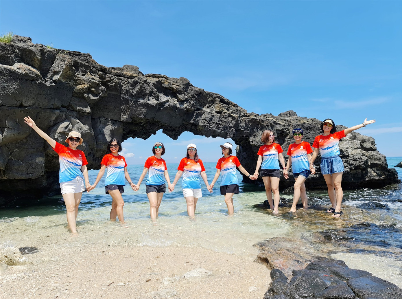 Thạch cổng Tò Vò - điểm xuất phát bơi vượt biển Lý Sơn năm 2023. Ảnh: Hữu Danh