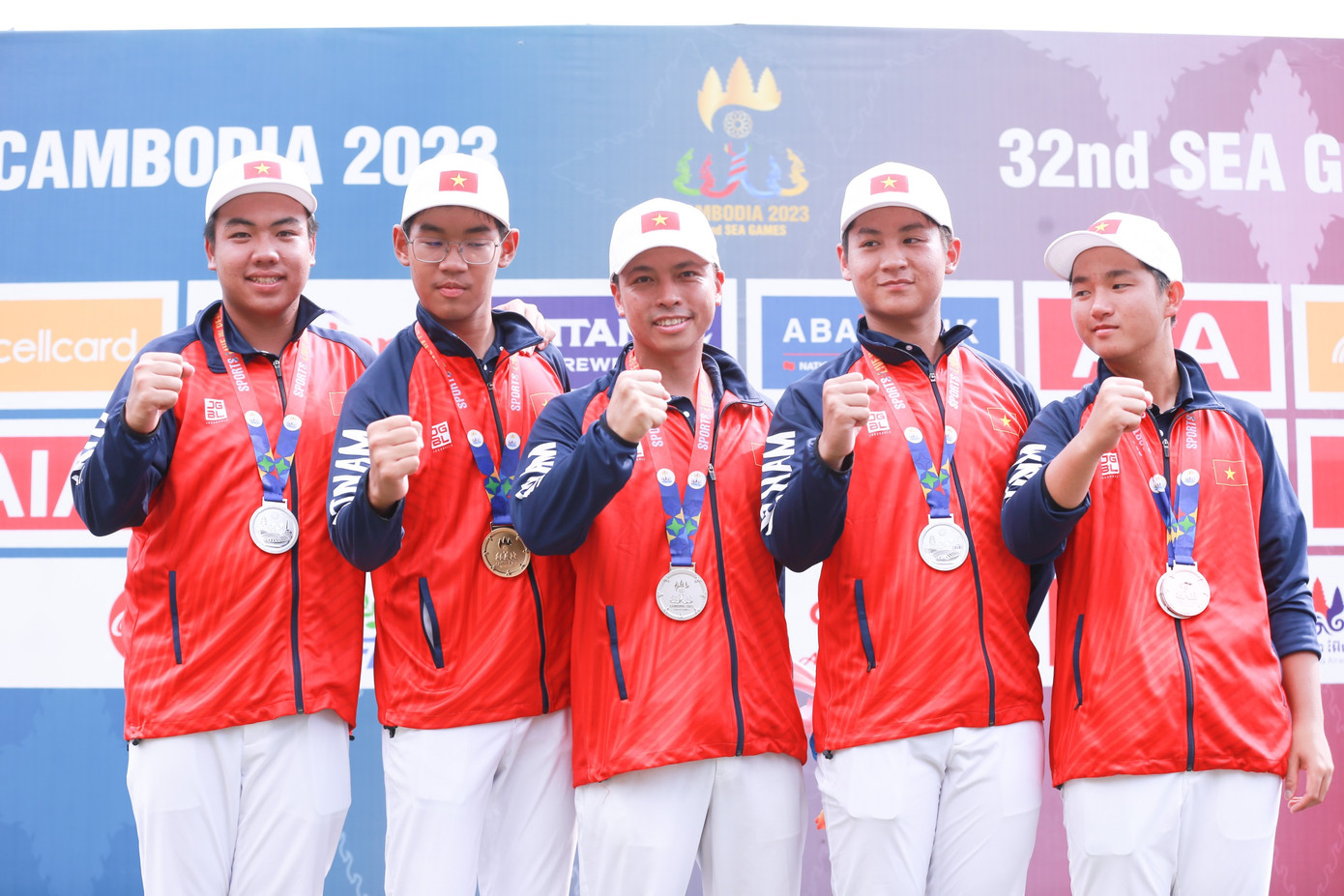 HLV trưởng Nguyễn Thái Dương và các thành viên đội tuyển golf Việt Nam.