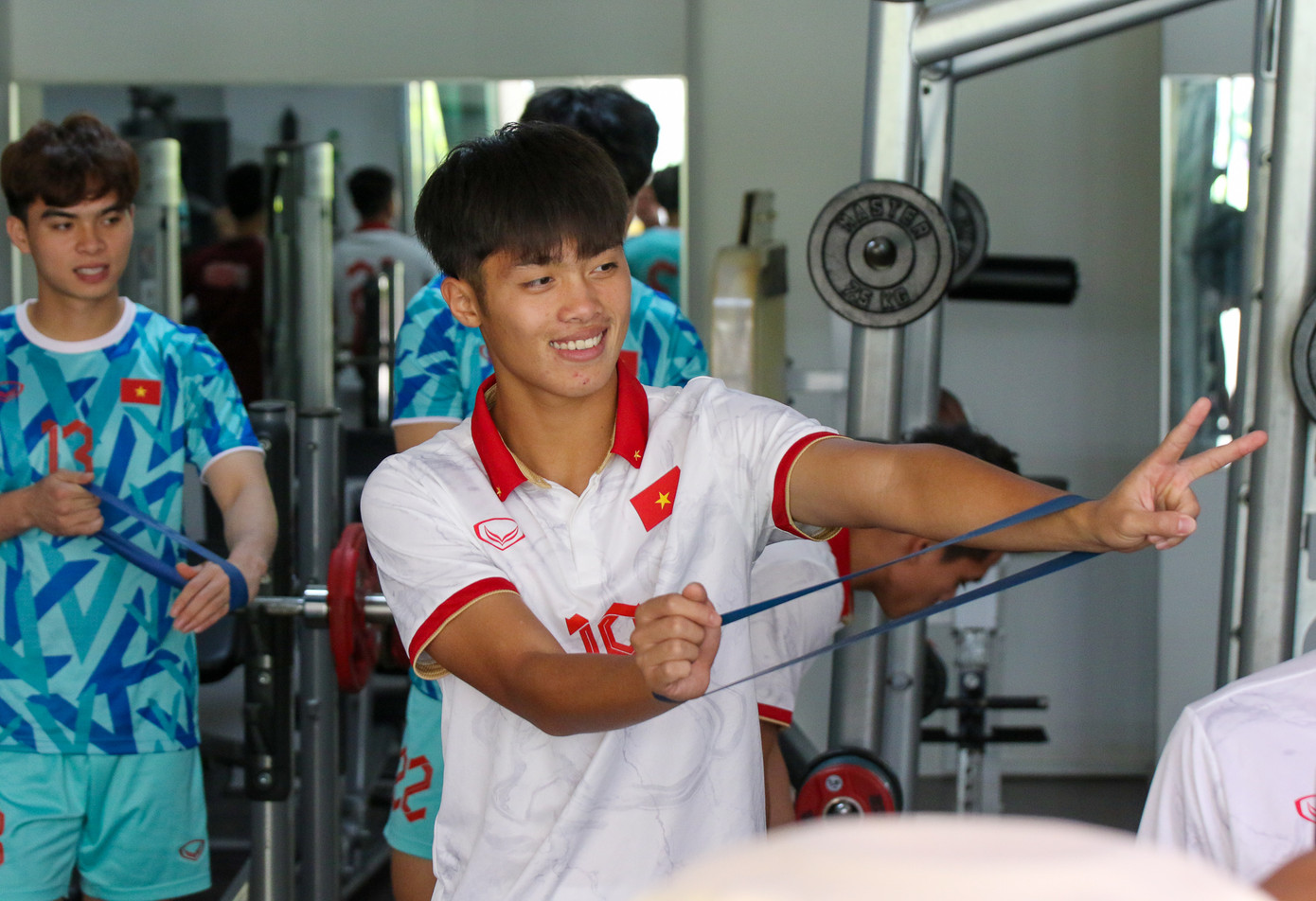 Sau trận đấu căng thẳng với Singapore tối qua, hôm nay (4/5), các tuyển thủ Việt Nam được HLV Philippe Troussier nghỉ ngơi trọn vẹn một ngày để hồi phục thể lực.