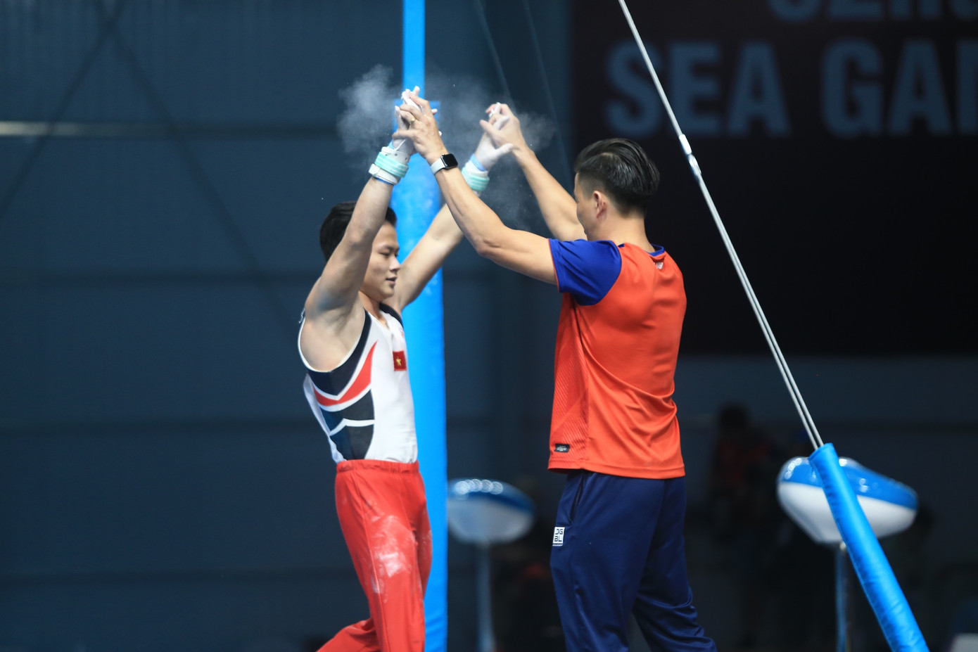 Năm ngoái, Carlos Yulo giành HCV, Khánh Phong về sau với HCB. Hôm nay, anh đã lập nên chiến tích lịch sử khi vượt qua nhà vô địch thế giới. Năm ngoái, Carlos Yulo giành HCV, Khánh Phong về sau với HCB. Hôm nay, anh đã lập nên chiến tích lịch sử khi vượt qua nhà vô địch thế giới.