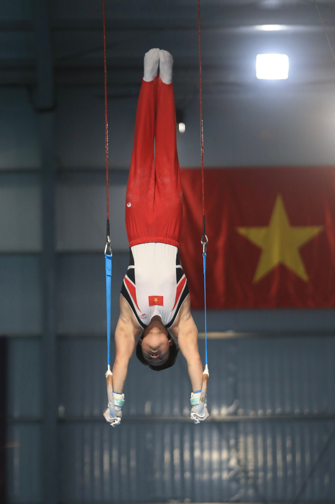 Số điểm mà Khánh Phong giành được là 14.200, trong khi Yulo giành được 14.000 điểm. Số điểm mà Khánh Phong giành được là 14.200, trong khi Yulo giành được 14.000 điểm.