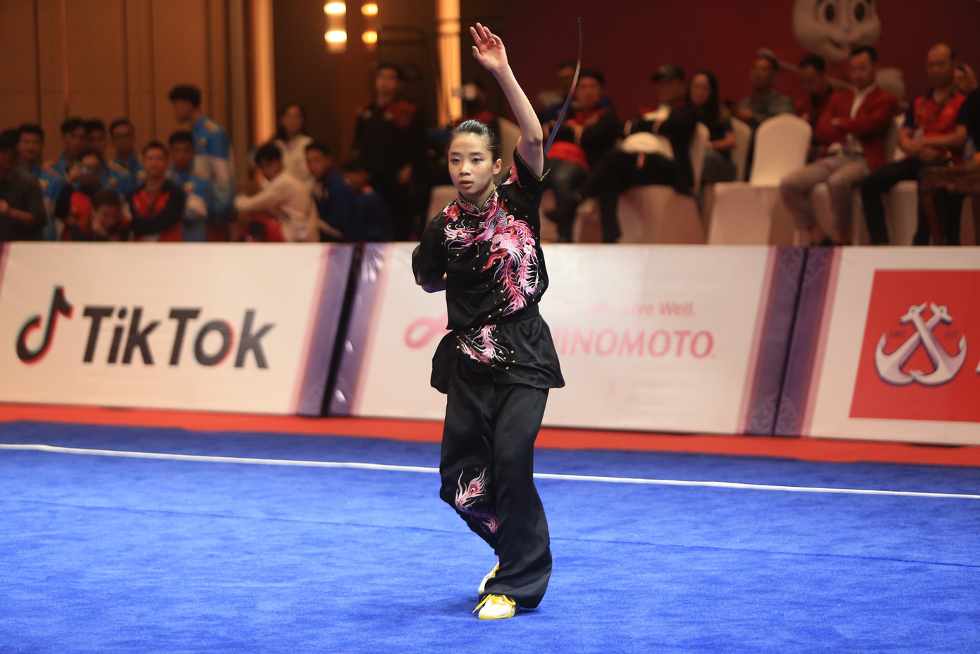 Ngọc nữ của wushu Việt Nam đã có một ngày sinh nhật trọn vẹn khi cô giành HCV nội dung kiếm thuật - thương thuật với số điểm lần lượt là 9,623 và 9,606.