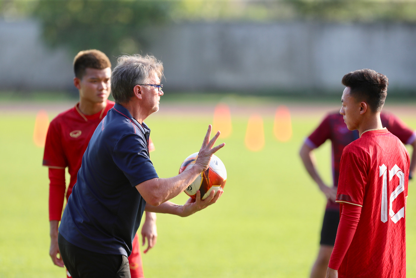 Nhà cầm quân người Pháp tỏ ra chỉn chu và kỹ lưỡng trong từng nội dung và sẵn sàng dừng buổi tập để truyền đạt rõ hơn ý tưởng cho các học trò.