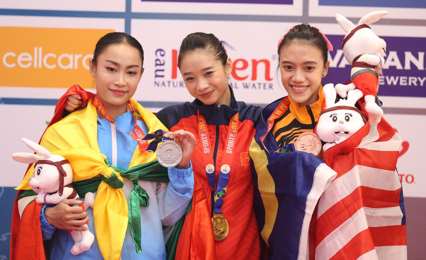 Thuý Vi (giữa) rạng rỡ và xinh đẹp ở tuổi 30.