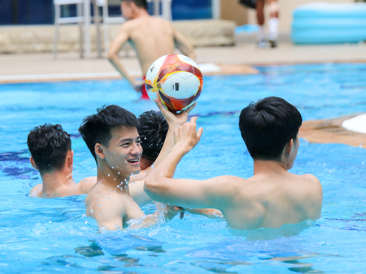 Sau bài tập gym, U22 Việt Nam xuống thả lỏng ở hồ bơi.