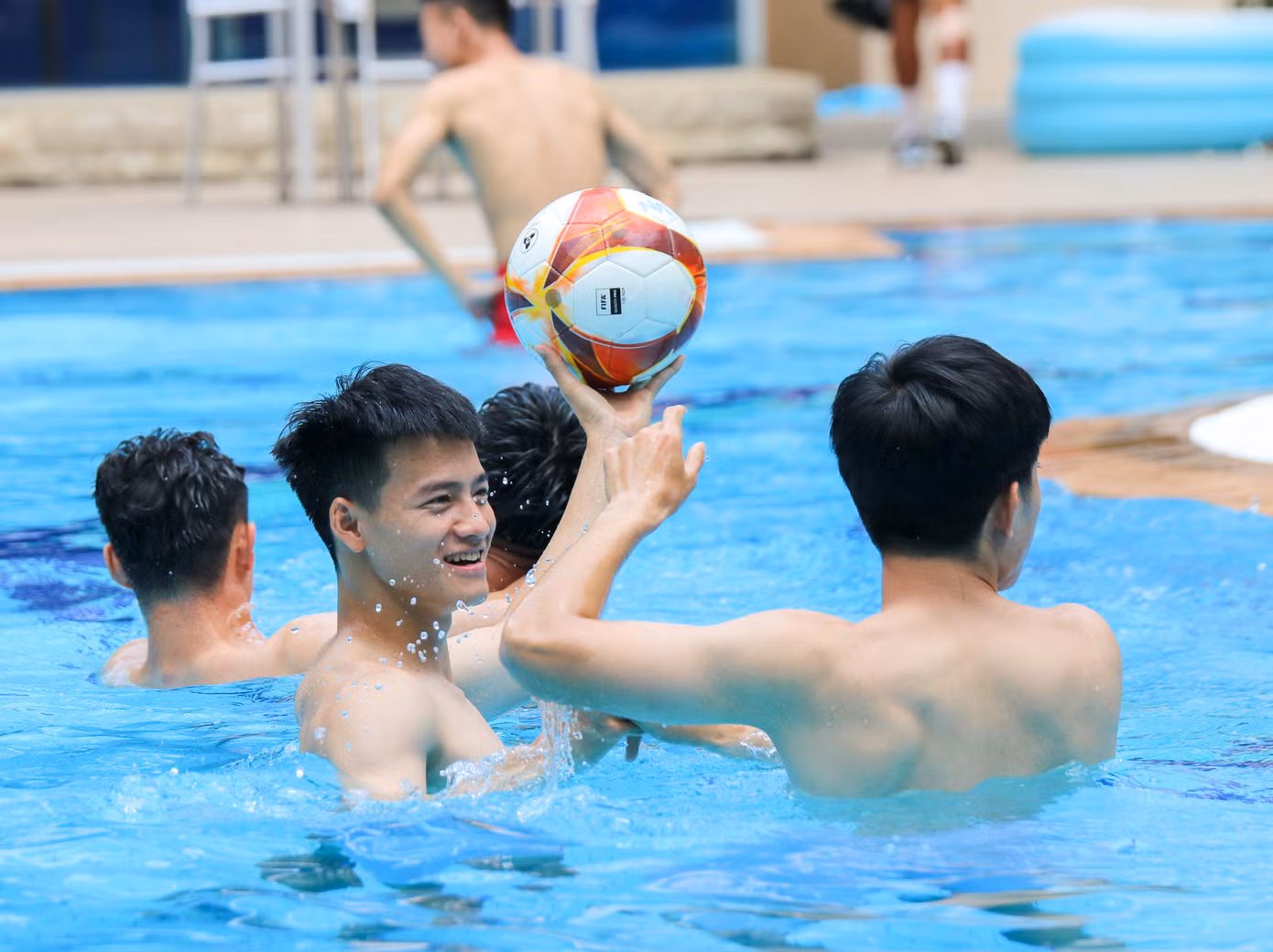 Sau bài tập gym, U22 Việt Nam xuống thả lỏng ở hồ bơi.