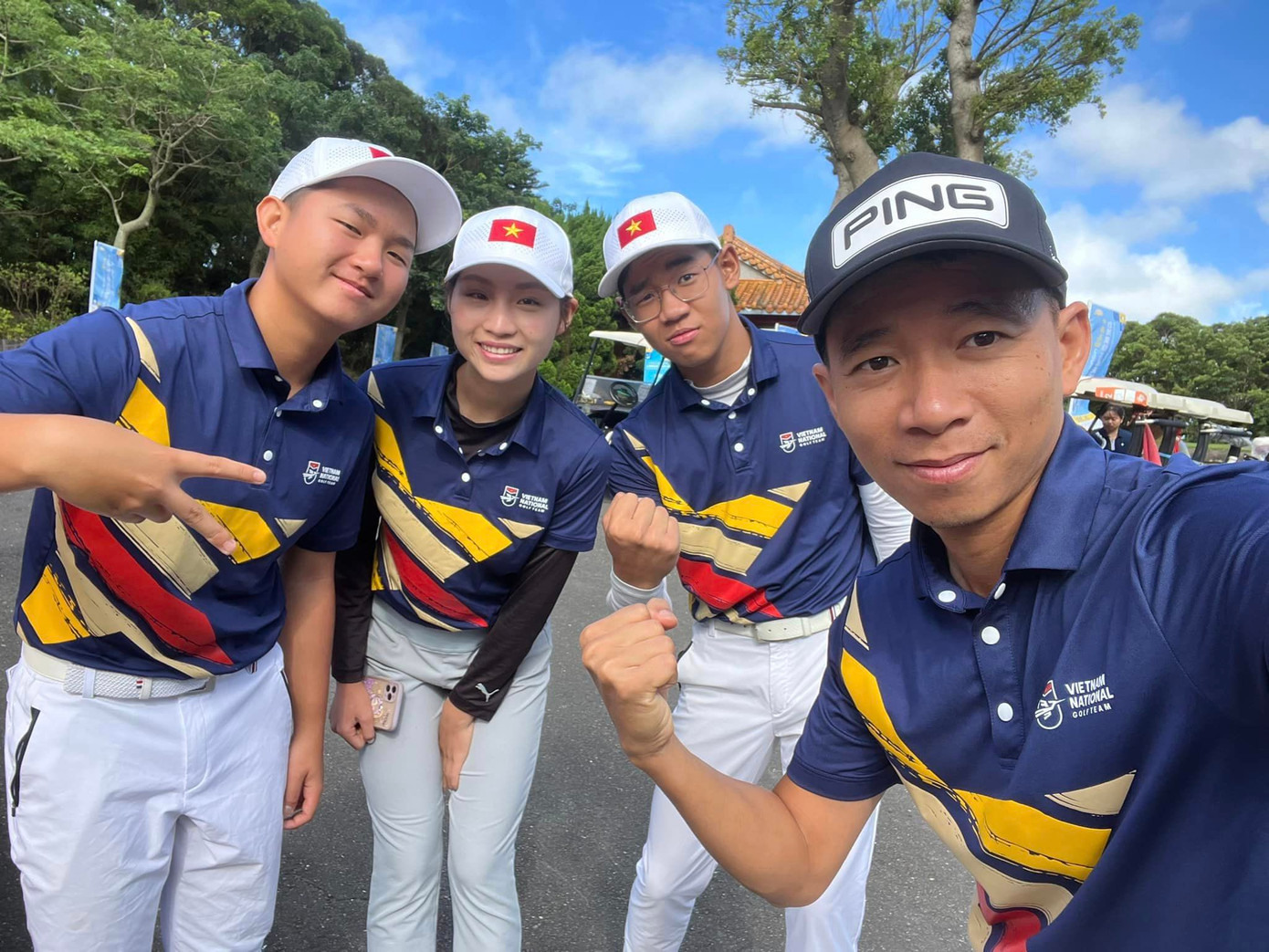 Ông Bạch Cường Khang (trái) và ba VĐV tham dự giải.