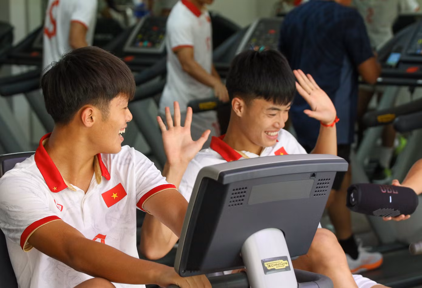 Bầu không khí trong phòng tập khá thoải mái và vui vẻ.