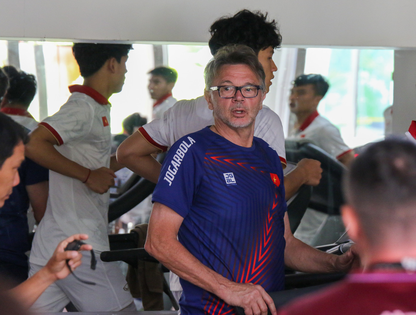HLV Philippe Troussier quan sát các cầu thủ tập luyện.