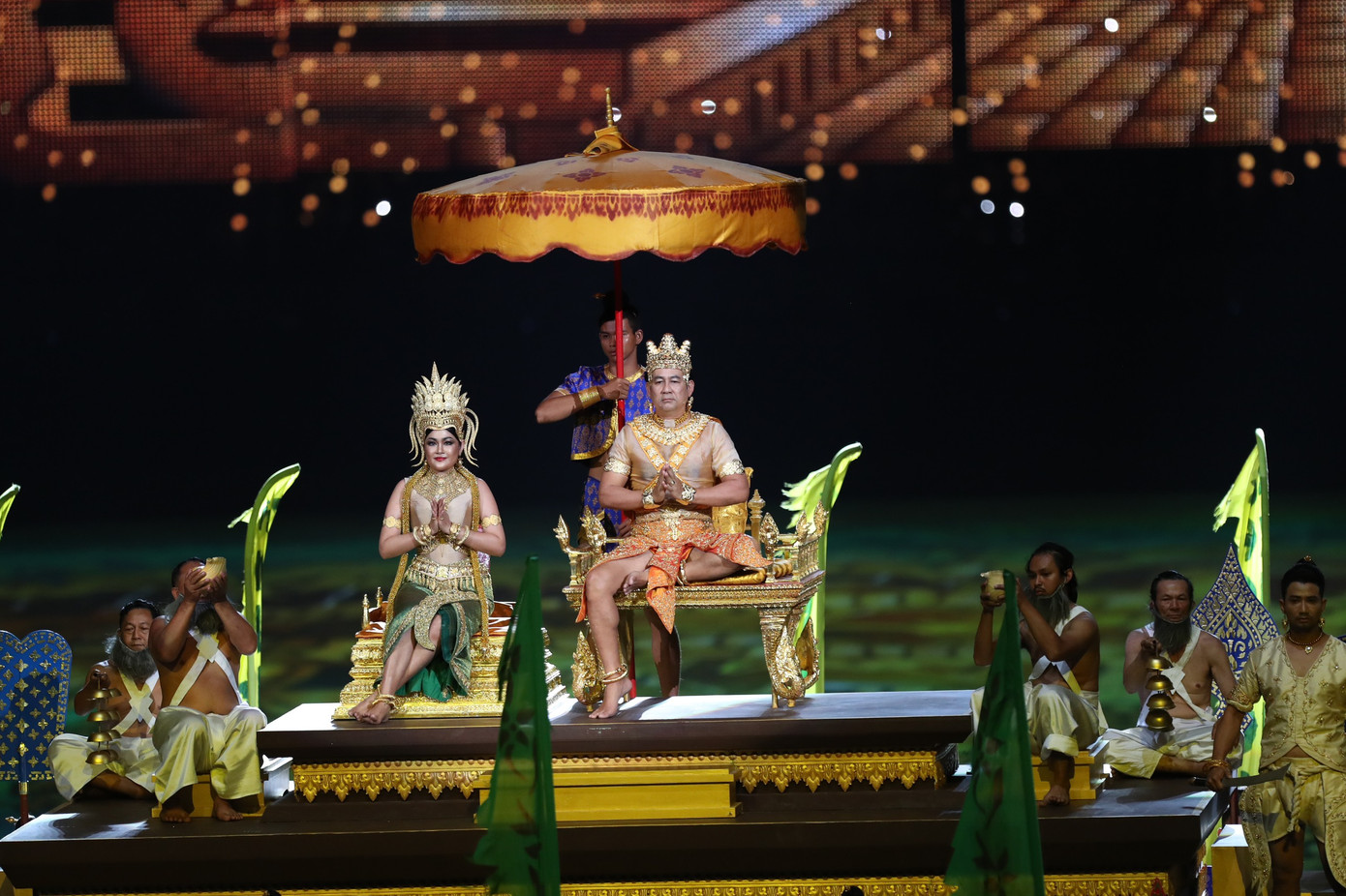 Các nghệ sĩ vào vai Vua và Hoàng hậu Champa.