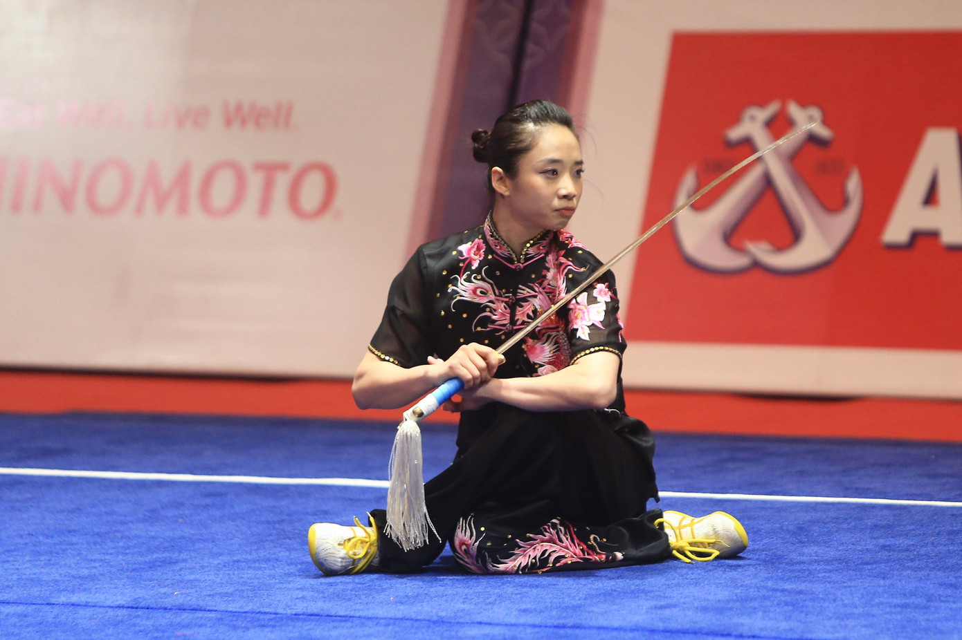 Ở cả hai phần thi, Thuý Vi đều khoác lên mình bộ trang phục màu đen-hồng huyền bí và cuốn hút.