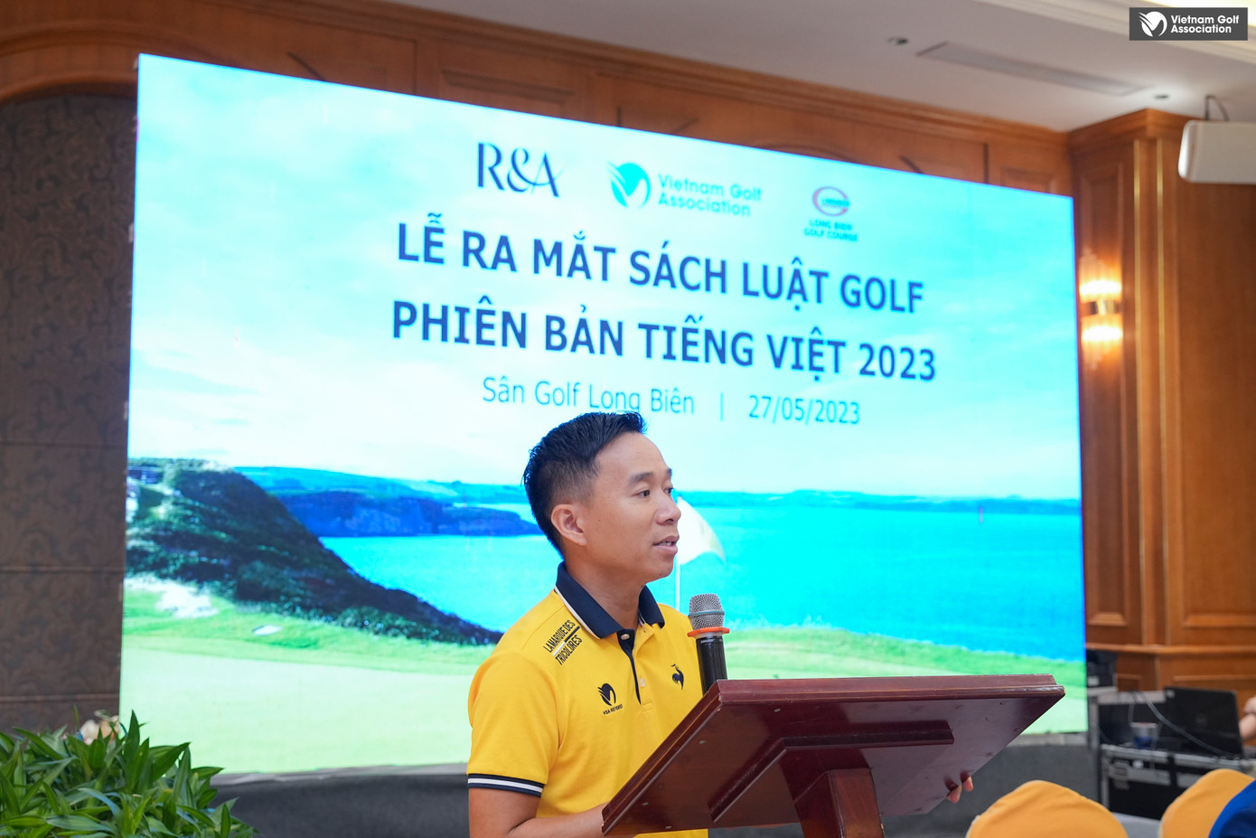 Ông Bạch Cường Khang, Chủ tịch Hội đồng Trọng tài golf quốc gia phát biểu tại buổi lễ Ông Bạch Cường Khang, Chủ tịch Hội đồng Trọng tài golf quốc gia phát biểu tại buổi lễ
