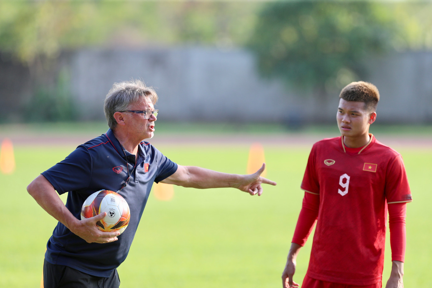 Thời điểm thầy trò HLV Philippe Troussier miệt mài tập luyện cũng là thời điểm diễn ra trận đấu giữa U22 Malaysia và U22 Thái Lan.