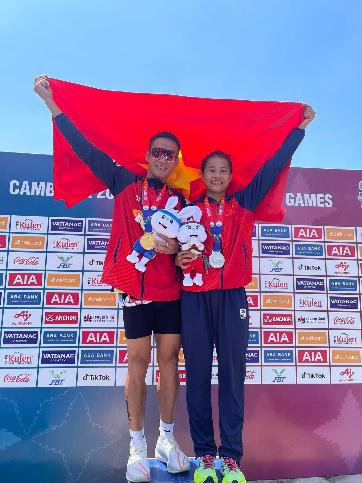 Hai &quot;người hùng&quot; của đội tuyển triathlon Việt Nam: HCV Phạm Tiến Sản và HCB Nguyễn Thị Phương Trinh.
