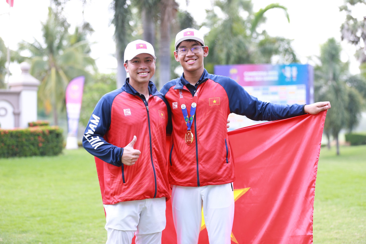 HLV trưởng Nguyễn Thái Dương và VĐV Lê Khánh Hưng