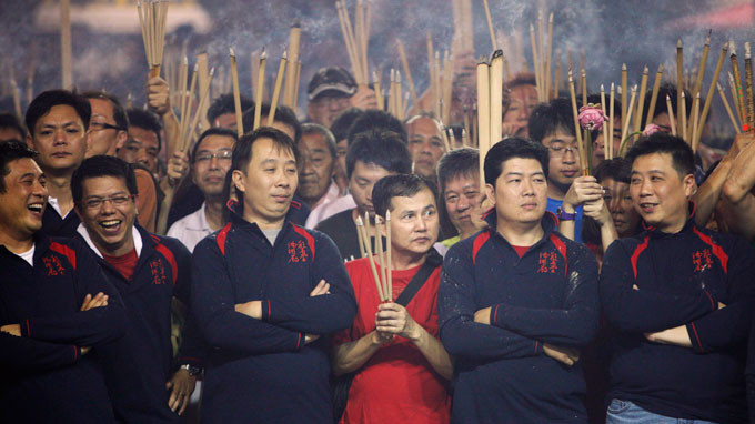 Người dân Singapore đến đền Kwan Im Thong Hood Cho cầu may mắn năm mới. Ảnh: Reuters 