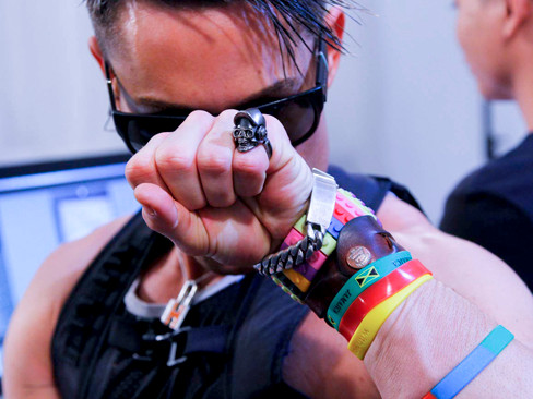 Adam luôn rất năng động trong các buổi sơ tuyển để hoạt náo không khí