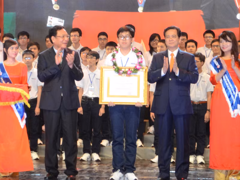Thủ tướng Nguyễn Tấn Dũng trao Huân chương Lao động hạng Ba cho em Ngô Phi Long học sinh tường THPT Sơn La (Sơn La)