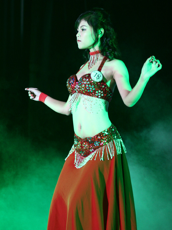 Hoài Thu múa Belly dance