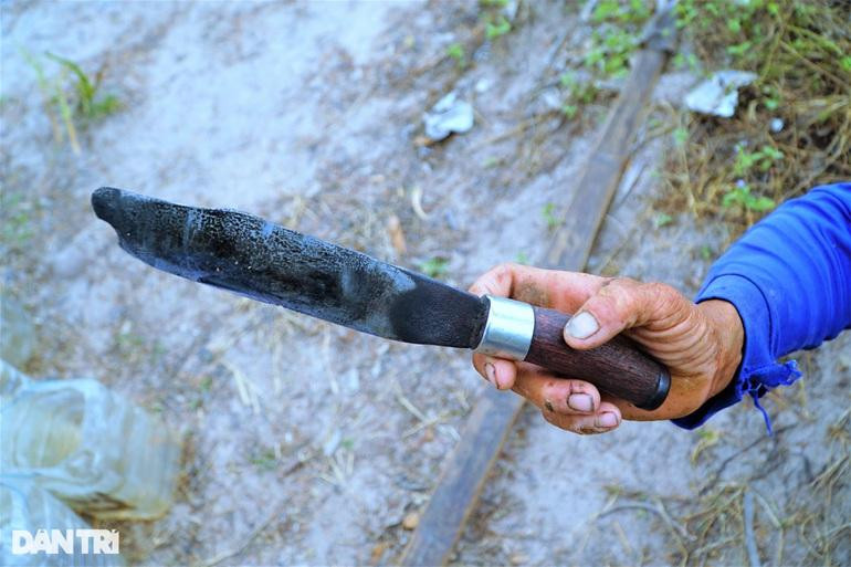 Con dao dùng để cắt vòi của bông thốt nốt (Ảnh: Bảo Kỳ). Quanh năm ông Tòng sống bằng nghề lấy nước thốt nốt. Lúc vào mùa ông có thể kiếm cả triệu đồng mỗi ngày (Ảnh: Bảo Kỳ). Những cây thốt nốt mọc sát nhau người thợ sẽ di chuyển qua lại bằng "đòn tay" bắc ngang (Ảnh: Bảo Kỳ). Mật thốt nốt khi thu hoạch xong được đóng vào can nhựa giao cho các lò đường. Một số người tự nấu đường ở nhà rồi bán đường thốt nốt thô sẽ có thu nhập cao hơn (Ảnh: Bảo Kỳ). Giá nước thốt nốt khoảng 40.000 đồng/lít, tùy thời điểm (Ảnh: Bảo Kỳ). "Chiến tích" hơn 20 trèo cây thốt nốt lấy mật của ông Nguyễn Văn Út (Ảnh: Bảo Kỳ). Đứa cháu gái rong ruổi cùng ông ngoại tại cánh đồng thốt nốt (Ảnh: Bảo Kỳ). Con dao dùng để cắt vòi của bông thốt nốt (Ảnh: Bảo Kỳ). Quanh năm ông Tòng sống bằng nghề lấy nước thốt nốt. Lúc vào mùa ông có thể kiếm cả triệu đồng mỗi ngày (Ảnh: Bảo Kỳ). Những cây thốt nốt mọc sát nhau người thợ sẽ di chuyển qua lại bằng "đòn tay" bắc ngang (Ảnh: Bảo Kỳ). Mật thốt nốt khi thu hoạch xong được đóng vào can nhựa giao cho các lò đường. Một số người tự nấu đường ở nhà rồi bán đường thốt nốt thô sẽ có thu nhập cao hơn (Ảnh: Bảo Kỳ). Giá nước thốt nốt khoảng 40.000 đồng/lít, tùy thời điểm (Ảnh: Bảo Kỳ). "Chiến tích" hơn 20 trèo cây thốt nốt lấy mật của ông Nguyễn Văn Út (Ảnh: Bảo Kỳ). Đứa cháu gái rong ruổi cùng ông ngoại tại cánh đồng thốt nốt (Ảnh: Bảo Kỳ).